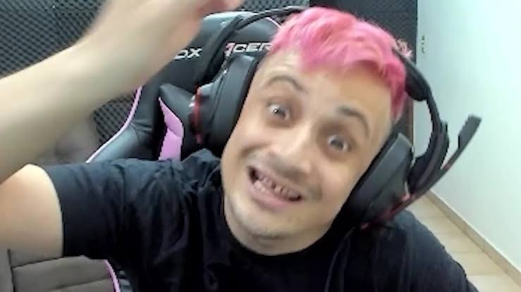 WerAvllis's tweet photo. Tem desde pequeno e n sabe o nome da doença? E nem que existe diferentes tipos? E que de cada 10 pessoas com tourette, só 1 adquire a coprolalia(falar palavrões)? Se eu tivesse a doença, eu pesquisaria mais sobre antes de ficar falando merda... E outra, se tiver mesmo, tem que agradecer ao Dilera por deixar essa doença famosa, pois se n viraria "camisa de saudades" por desconhecimento do público. E o cara transformou um limão em uma limonada... Quando ele tinha tic de quebrar os dentes na live n aparecia ninguém pra duvidar, agora que ele furou a bolha aparece os especialistas... O cara tá desde 2018 fazendo 12 hrs de live por dia com os mesmos tics... São quase 10 anos, 12 hrs por dia... O cara é o Lloyd, de Debi & Lóide 2, que finge estar catatônico por 20 anos só para pregar uma peça no Harry... Tragam um "Dilera" pra esse "Oscar"