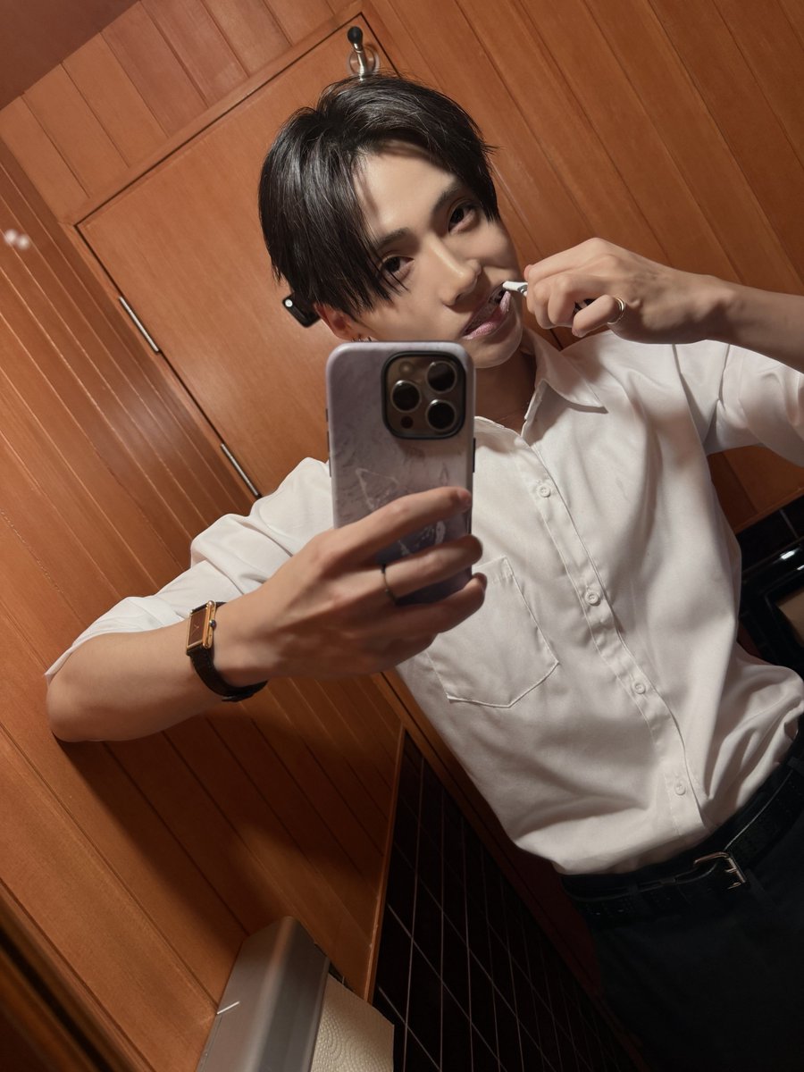 𝒮, tweet media