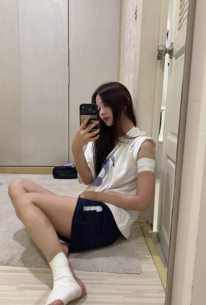 bautroivutru's tweet photo. Hello, Khun Queen @phinyanech  We would like to report that Bonita keeps coming home from sports covered in injuries.

Could Khun Queen please do something to make Bonita behave and stop collecting bruises like they're trophies? We're running out of heart attacks! 😂💖

#TKNUR https://t.co/WRV5i38UZC