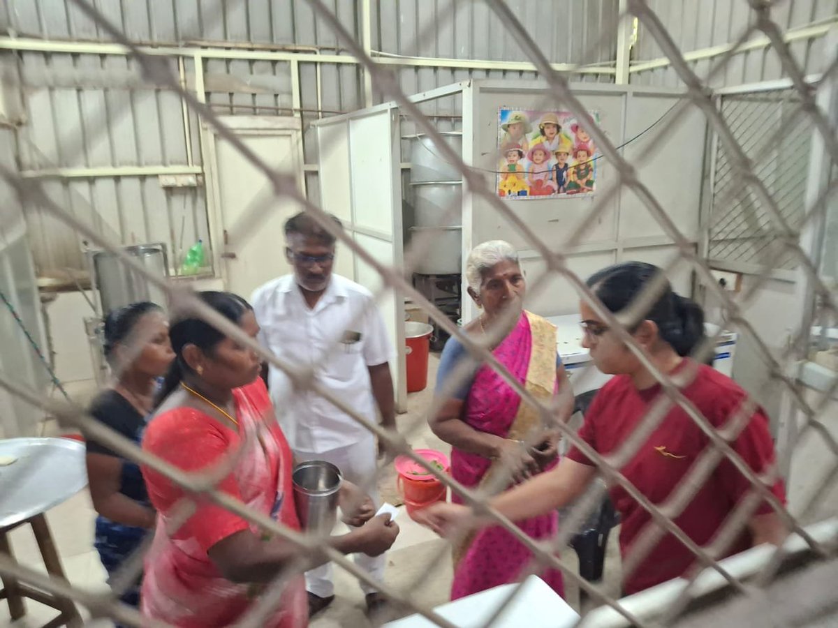 Tutycorp's tweet photo. தூத்துக்குடி மாநகராட்சி வடக்கு மண்டலத்துக்கு உட்பட்ட ஸ்டேட் பேங்க் காலனி பகுதியில்  உள்ள அம்மா உணவகத்தின் செயல்பாட்டினையும், மேற்கொள்ளப்பட்டு வரும் அபிவிருத்தி பணிகளையும் மாநகராட்சி ஆணையர் திருமதி.சி.ப்ரியங்கா இ.ஆ.ப அவர்கள் நேரில் பார்வையிட்டு ஆய்வு செய்தார்கள். https://t.co/gLOVKjastZ