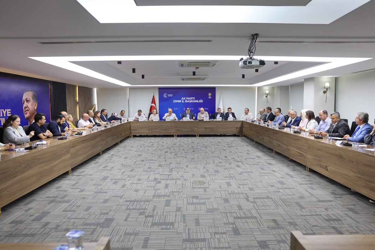 Bilalsaygili's tweet photo. Haftalık Olağan Yönetim Kurulu Toplantımızı İl Başkanlığımızda gerçekleştirdik.

Gündeme ilişkin konular hakkında değerlendirmelerde bulunduk. 

Toplantımızın şehrimiz ve davamız adına hayırlara vesile olmasını diliyor, yol arkadaşlarıma gayretleri için teşekkür ediyorum. https://t.co/WMt9BtpPWf