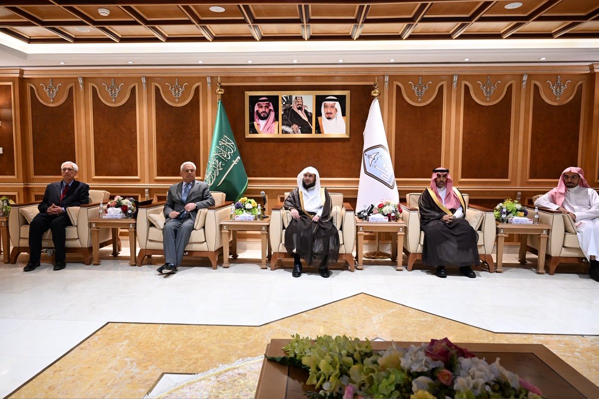 IMSIU_EDU_EN's tweet photo. In line with its commitment to advancing academic and research cooperation, a delegation from the Oxford Centre for Islamic Studies, led by Farhan Nizami and joined by Sir David Clary, visited #IMSIU on Monday, August 3, 2026. https://t.co/SimHTDjNtS https://t.co/NSJTyMQ5lK