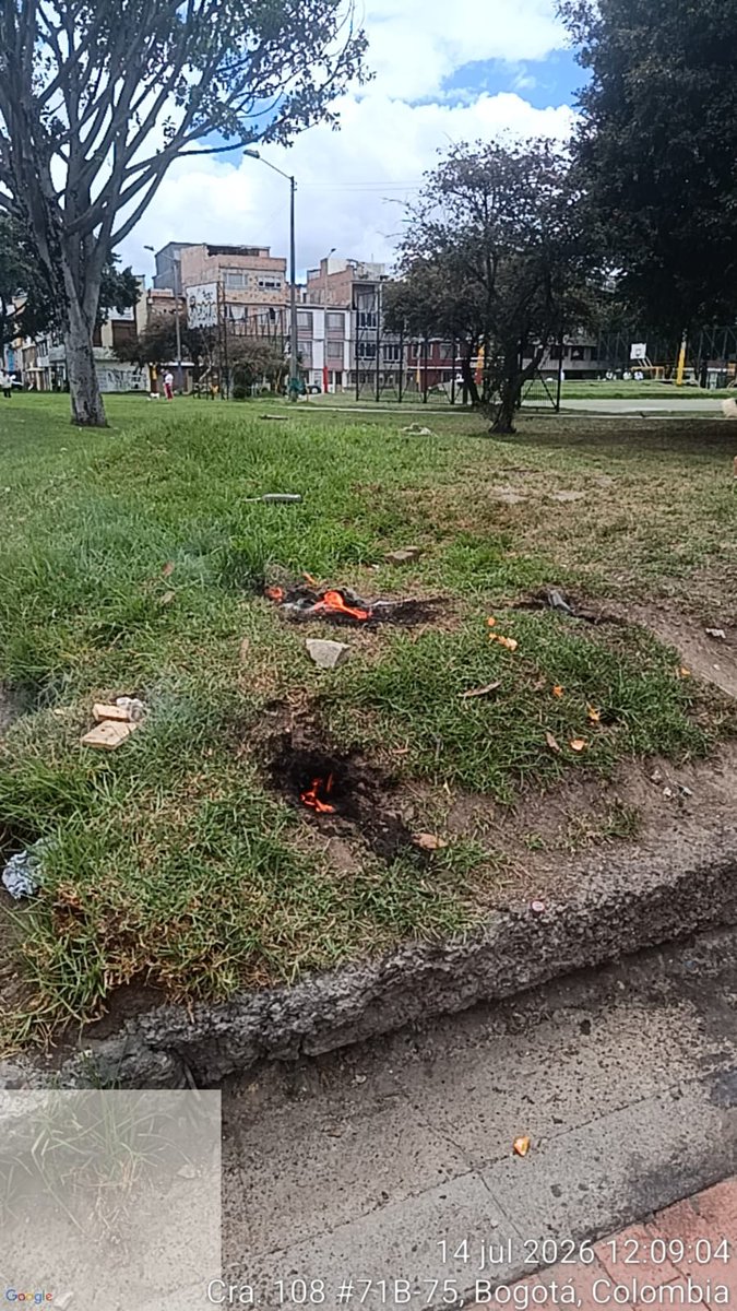 karittoleon's tweet photo. @AsotoAdriana @PoliciaBogota @Bogota @BomberosBogota @IDIGER @GobiernoBTA @Engativalcaldia @SeguridadBOG Cómo hacer con las personas inescrupulosas que realizan quemas a todo lo verde que ven? Algunas personas de los talleres de carros, son los que causan incendios, queman "la vida" y... No pasa nada. Por lo menos empezar con pedagogía. Lo apagué con tierra. @MinAmbienteCo https://t.co/7O5zDWkC6o