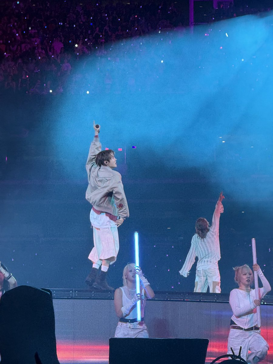 taejinom's tweet photo. more pictures of hobi (ft jimin) performing not today :o https://t.co/MNDAWxvkRv