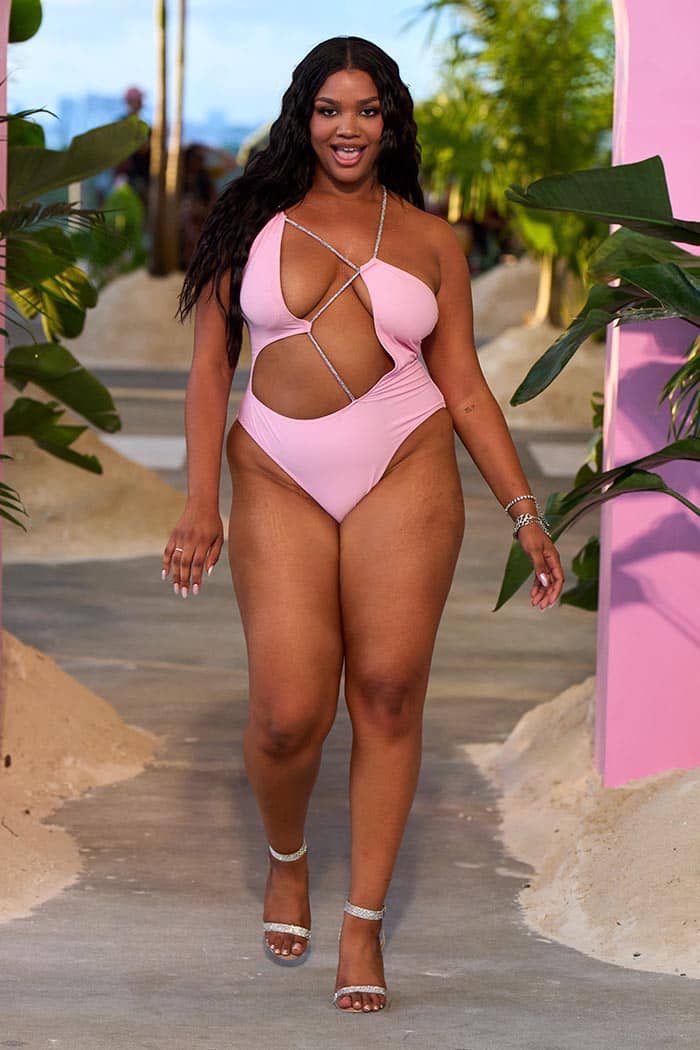 succykelly's tweet photo. Melanie really went  from that to this in 3 years 🥹 I really want to know her exercise routine so bad https://t.co/so5UQ3LcIf