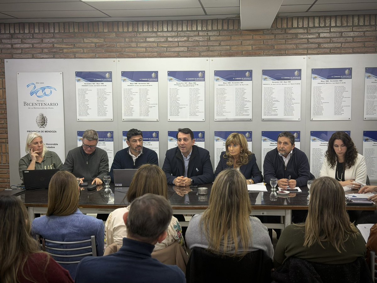 TadeoGZ's tweet photo. Presentamos un proyecto de ley para modernizar el Fondo Escolar Permanente y sumar una nueva herramienta que facilite el acceso a la vivienda de los docentes de Mendoza.

La propuesta permite utilizar el Fondo como respaldo para créditos hipotecarios, sin afectar los recursos destinados a las escuelas ni crear nuevos impuestos.

Además, incorpora al Fondo los recursos provenientes de bienes del Estado que hoy están en desuso, para reinvertirlos en infraestructura educativa y fortalecer el sistema.