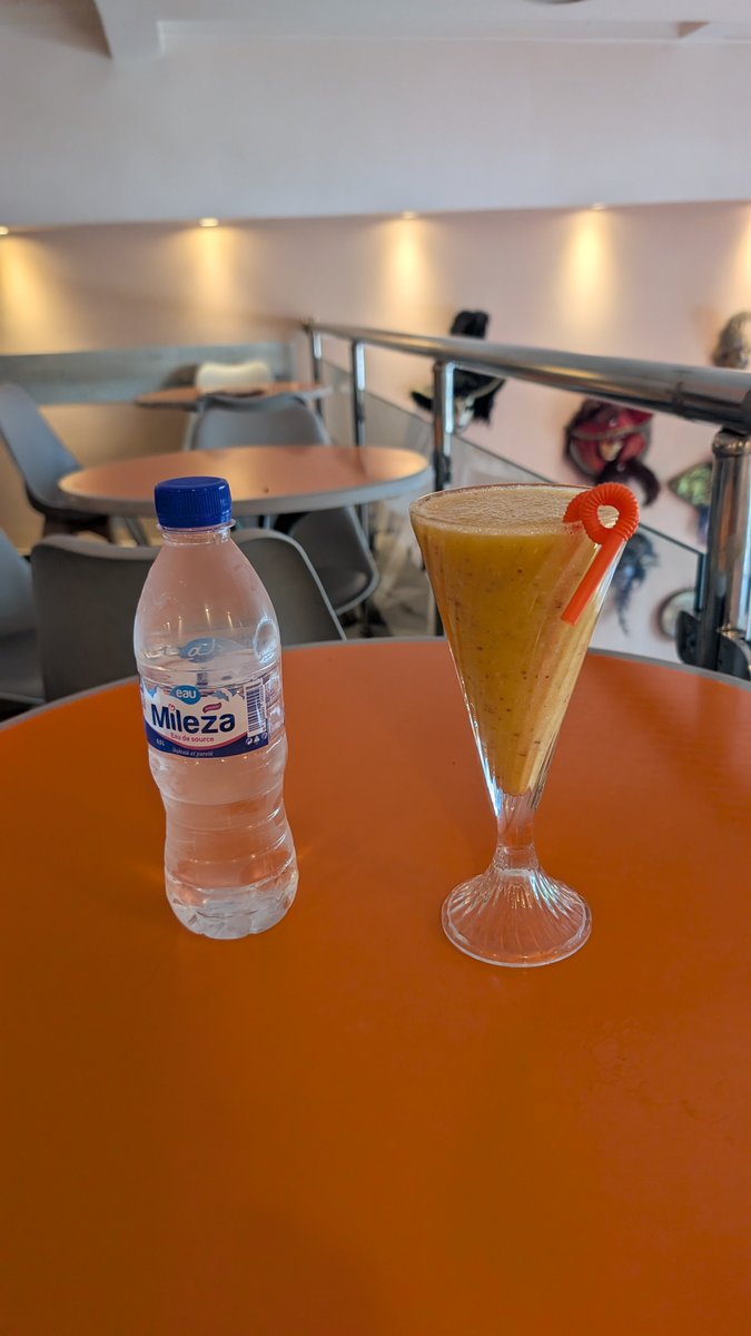 huhuzi2's tweet photo. 38度という余りの暑さに耐えられずカフェに避難。が、エアコンが効いておらず誤算…。東京と比べると湿度が低いのはありがたい。フルーツを贅沢にミキサーにかけたっぽいスムージーが750DZD（≒525円）、  水50DZD（≒35円）。

アルジェ／アルジェリア🇩🇿 https://t.co/KuoHNR5JMV