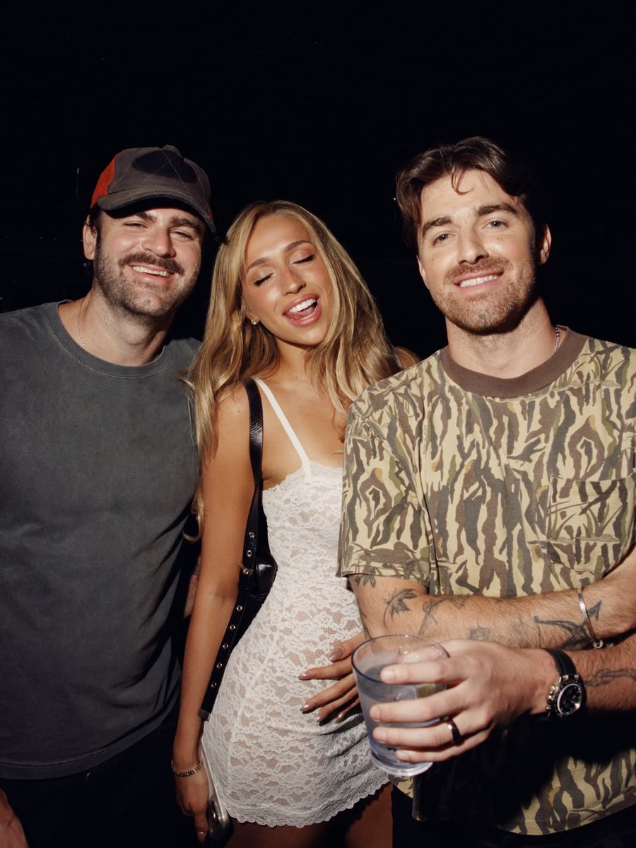 t8mcraetours's tweet photo. Tate McRae with The Chainsmokers! https://t.co/dIQ1ipXSPA