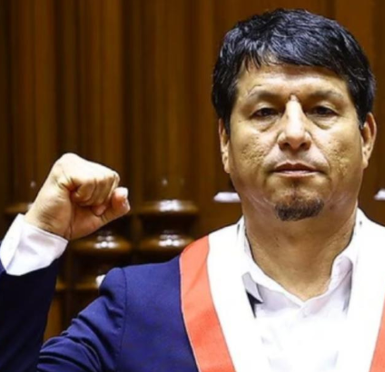 elorwelliano's tweet photo. FUE UNA GOLPIZA
💥ESCÁNDALO | Certificado médico revela hematomas y marcas de agarre forzoso en la expareja del diputado de JPP Julián Pérez Mallqui.

Un certificado médico legal emitido por peritos del Ministerio Público confirmó que la expareja del diputado de Juntos por el Perú Julián Pérez Mallqui, de 44 años, presenta lesiones traumáticas recientes tras la denuncia por presunta agresión física y psicológica. El informe detalla equimosis o moretones en el codo y antebrazo derecho compatibles con presión digital o un fuerte sujetamiento por los dedos, además de hematomas en el muslo y la pierna derecha causados por un agente contuso. En contraste, el examen practicado al parlamentario no registró ninguna lesión traumática reciente.

Los hechos ocurrieron en un inmueble del distrito de San Miguel, en Lima, donde la mujer alertó a la Policía Nacional. Según las actas policiales, los agentes intervinieron tras su llamado; Pérez Mallqui negó haber ejercido violencia física y aceptó el traslado a la comisaría, donde permaneció detenido durante 48 horas antes de ser liberado mientras continúa la investigación. La denunciante aseguró que no se trataba de un episodio aislado y que el legislador le habría dicho: “Te vas a arrepentir de lo que estás haciendo”.

La defensa de la agraviada rechazó la liberación del congresista y solicitó a la Fiscalía que investigue el caso por violencia contra la mujer y violación de domicilio, afirmando que ella fue golpeada, amenazada e insultada incluso frente a los policías. 

Juan Barrantes, el abogado de la víctima, afirmó que el diputado ingresó sin permiso a la vivienda de su expareja por celos y luego la agredió en la comisaría de San Miguel.
"Cuando la víctima salía de los servicios higiénicos para reingresar al área de familia, él la agarró del brazo, le puso cabe para que se cayera y, al no lograrlo, le propinó tres patadas en las piernas", denunció el abogado.

En ese mismo instante, el parlamentario lanzó amenazas para frenar el proceso legal: "Ya vas a ver, esto no se va a quedar así", "No vas a tener trabajo en el sector público".

Pérez Mallqui, quien enfrenta antecedentes judiciales previos incluyendo una condena por lesiones culposas, niega las acusaciones.