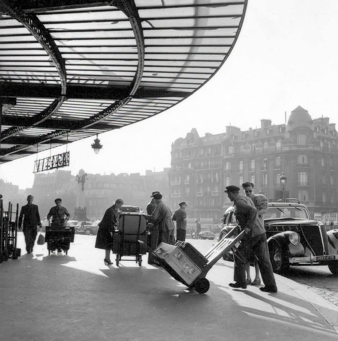 JanHoving4's tweet photo. Gare de Lyon, 1955 (sous le ciel de Paris) https://t.co/EpoFwi3HLd