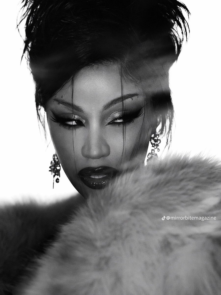theecardiroom's tweet photo. 💎 Cardi B breaks her tie with Nicki Minaj and is now the female rapper with the most RIAA Diamond-certified singles in history (4): 

💿 “Bodak Yellow”
💿 “I Like It”
💿 “Girls Like You”
💿 “WAP” 🆕✨ https://t.co/Sdwy0x8dVS