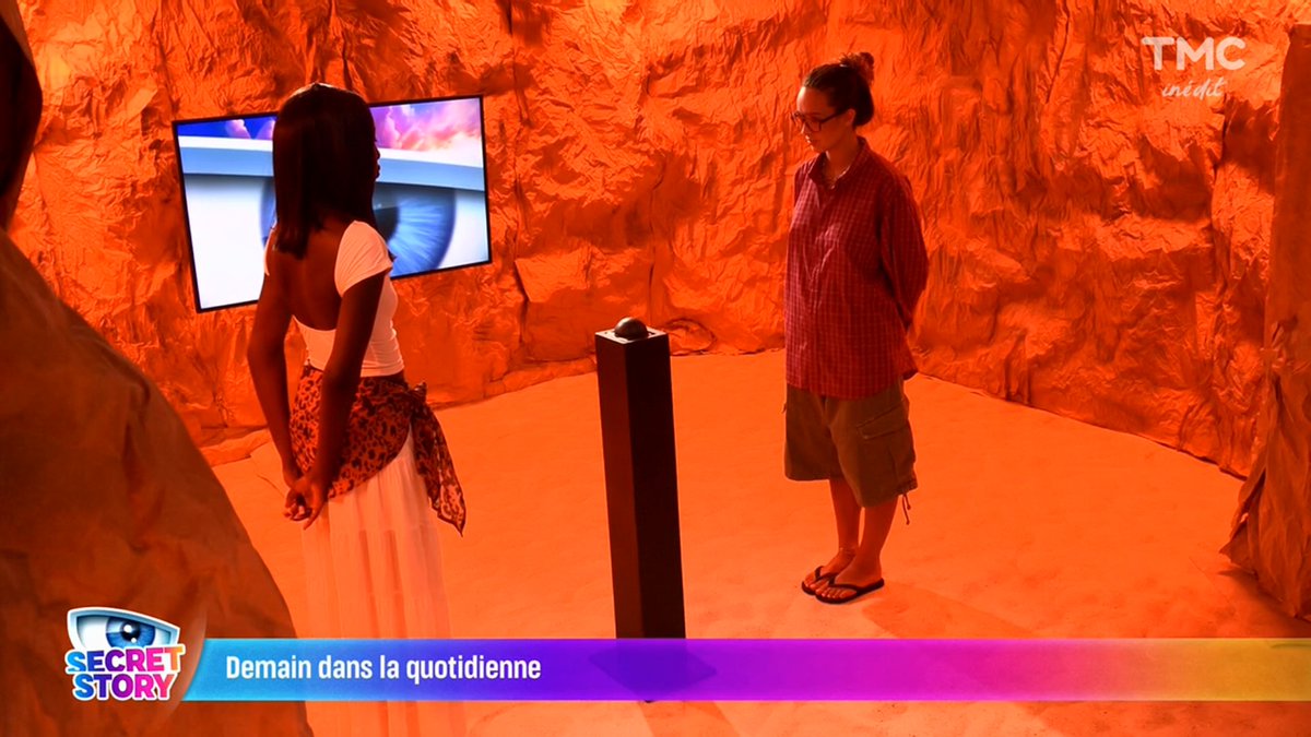 staracreact's tweet photo. Celle qui buzz s'immunise et nomine l'autre. C'est probablement le jeu qui sert de prétexte à la nomination de Paola #SecretStory https://t.co/TggNfHSQqO