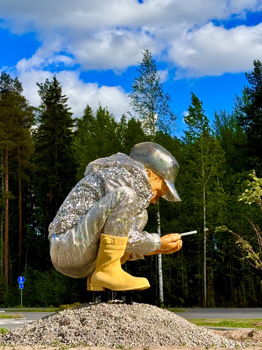 BSapag's tweet photo. Today's Daily Picture Theme is ‘Profile’

“The Inquiring Child” by Pekka &amp; Teija Isorättyä at Riihikallio school yard in #Finland  #PublicArt https://t.co/xZfIcyiC2p