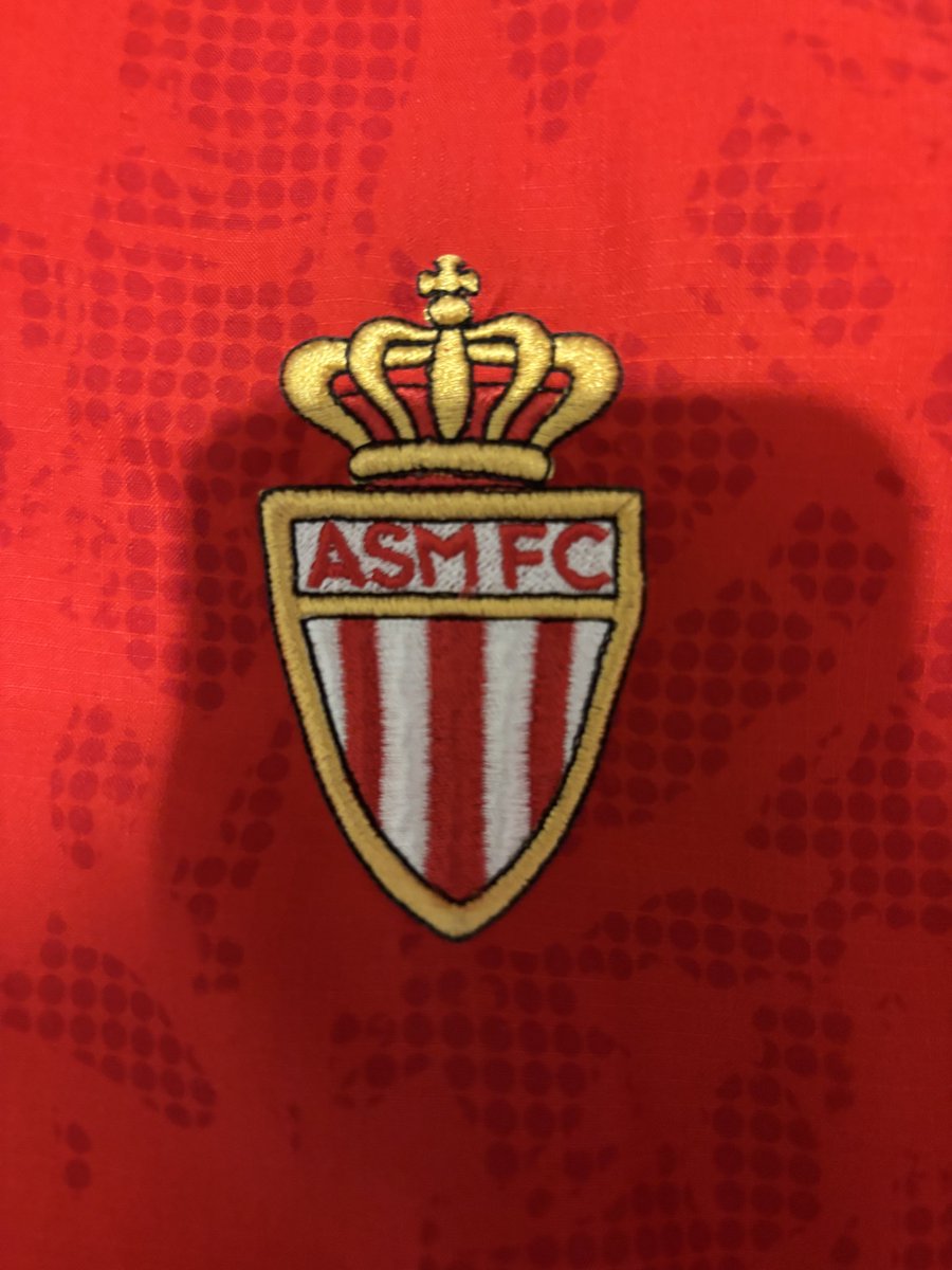 cris_ctki's tweet photo. Bjr la commu’ monegasque. j’ai besoin d’aide. J’ai acheté ce maillot de monaco 2006/2007 chez @classicshirts mais j’ai un doute sur son authenticité. Le logo est ecrasé, il manque le filigrane sur l’étiquette puma, les « pumas » sont brodés. Il y a un qr code 🙄 Est-ce un vrai ? https://t.co/QEg0hkX3Y7