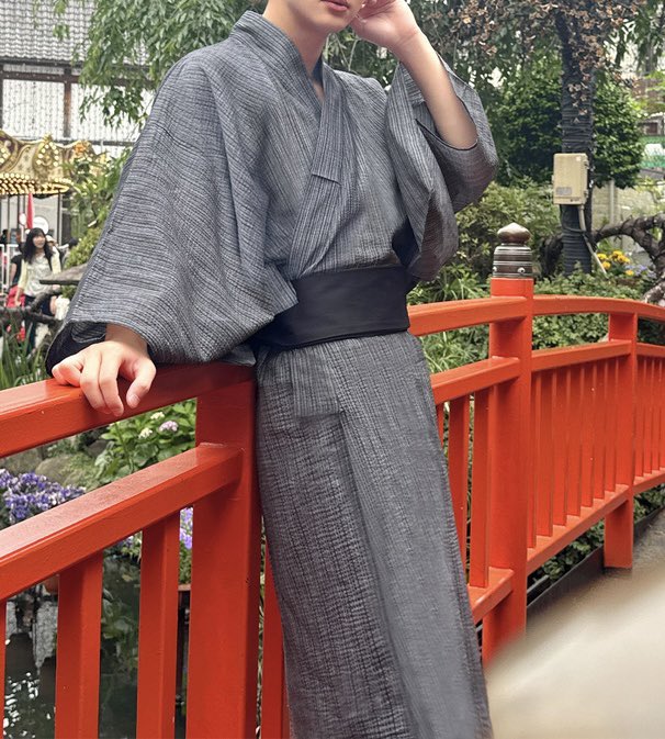 dekaolover's tweet photo. りくの浴衣は絶対にグレー（写真よりもうちょい濃いグレーがいい）これに今の髪色でお願いね見てからしぬから https://t.co/0CiGfzYH0D