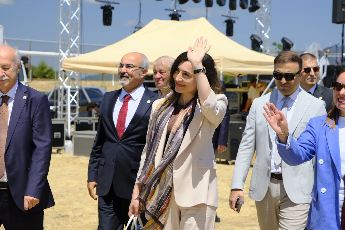 alevibektasibsk's tweet photo. 📍 Yunanistan / SEÇEK Etkinlikleri

Başkanımız Sayın Esma Ersin, Türkiye Cumhuriyeti Gümülcine Başkonsolosu Sayın Aykut Ünal ile birlikte Batı Trakya Türk toplumunun köklü geleneklerinden biri olan SEÇEK Yağlı Güreşleri ve Kültürel Etkinlikleri'ne katıldı.

Programda konuşan Başkanımız Sayın Esma Ersin, Batı Trakya'da yaşayan soydaşlarımızın asırlardır kimliklerini, kültürlerini ve birlik ruhunu büyük bir kararlılıkla yaşattığını belirterek, "Geçmişine sahip çıkan toplumlar, geleceğini de güçlü bir şekilde inşa eder." vurgusunda bulundu.

Türkiye ile Batı Trakya arasındaki gönül bağlarının güçlenerek devam edeceğini ifade eden Başkanımız Sayın Esma Ersin, birlik ve beraberliğin ortak geleceğin en güçlü teminatı olduğunu dile getirdi.

Bu anlamlı buluşmanın gerçekleşmesinde emeği geçenlere teşekkür ediyor, Batı Trakya'dan, Balkanlar'ın farklı yerlerinden ve Türkiye'den programa katılım sağlayan tüm canlarımızı sevgi ve muhabbetle selamlıyoruz. Birlik, beraberlik ve kardeşliğimizin daim olmasını temenni ediyoruz.

#BirliğimizDirliğimizDaimOlsun