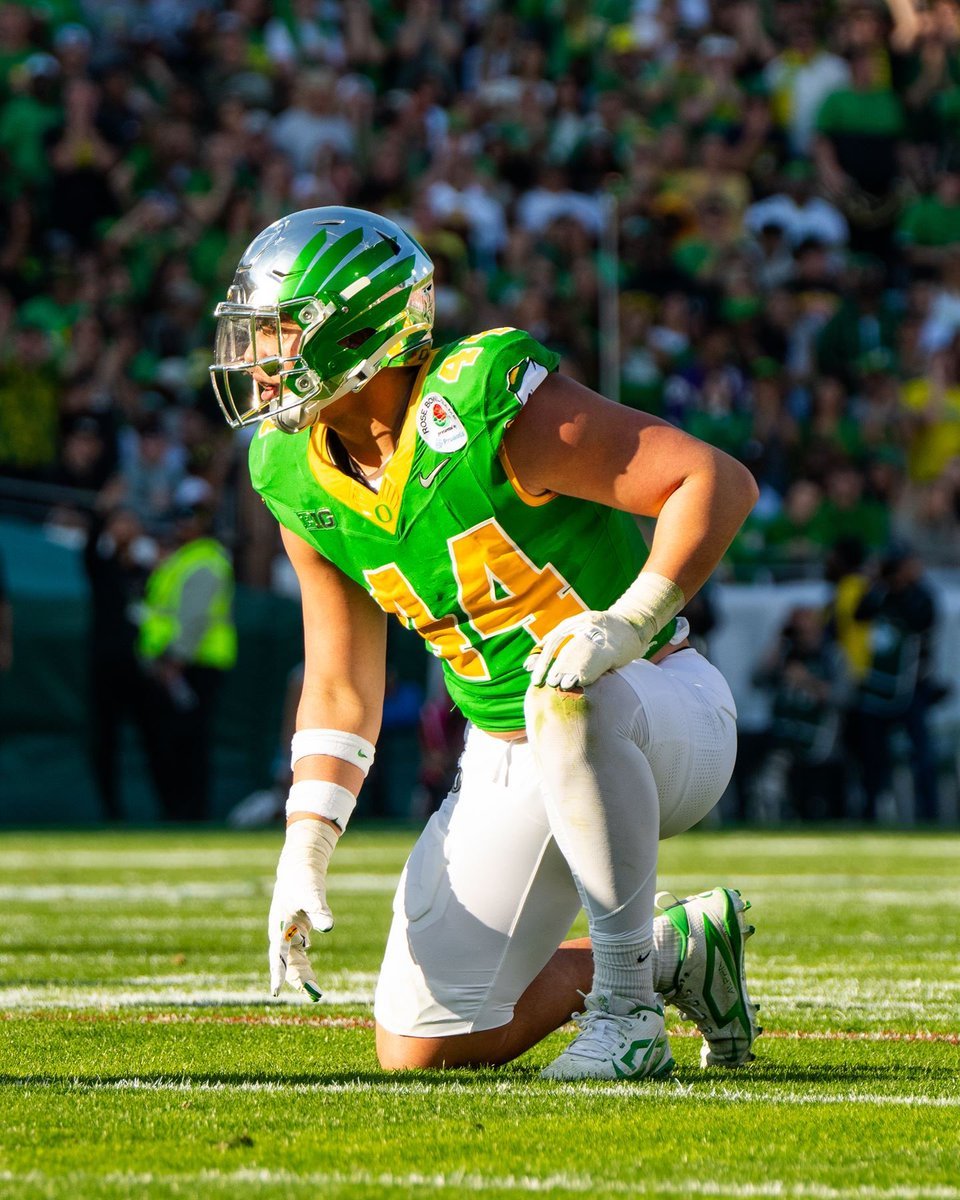 NCAAFNation247's tweet photo. ● EDGE Spotlight ●

Teitum Tuioti - Oregon

• Tuioti is a tackling machine and his second home is in opponents backfields. In his career he has 156 Tackles, 27.5 Tackles for Loss, 17 Sacks, 7 Pass Breakups and 3 Forced Fumbles. https://t.co/AHCW6D0J9X