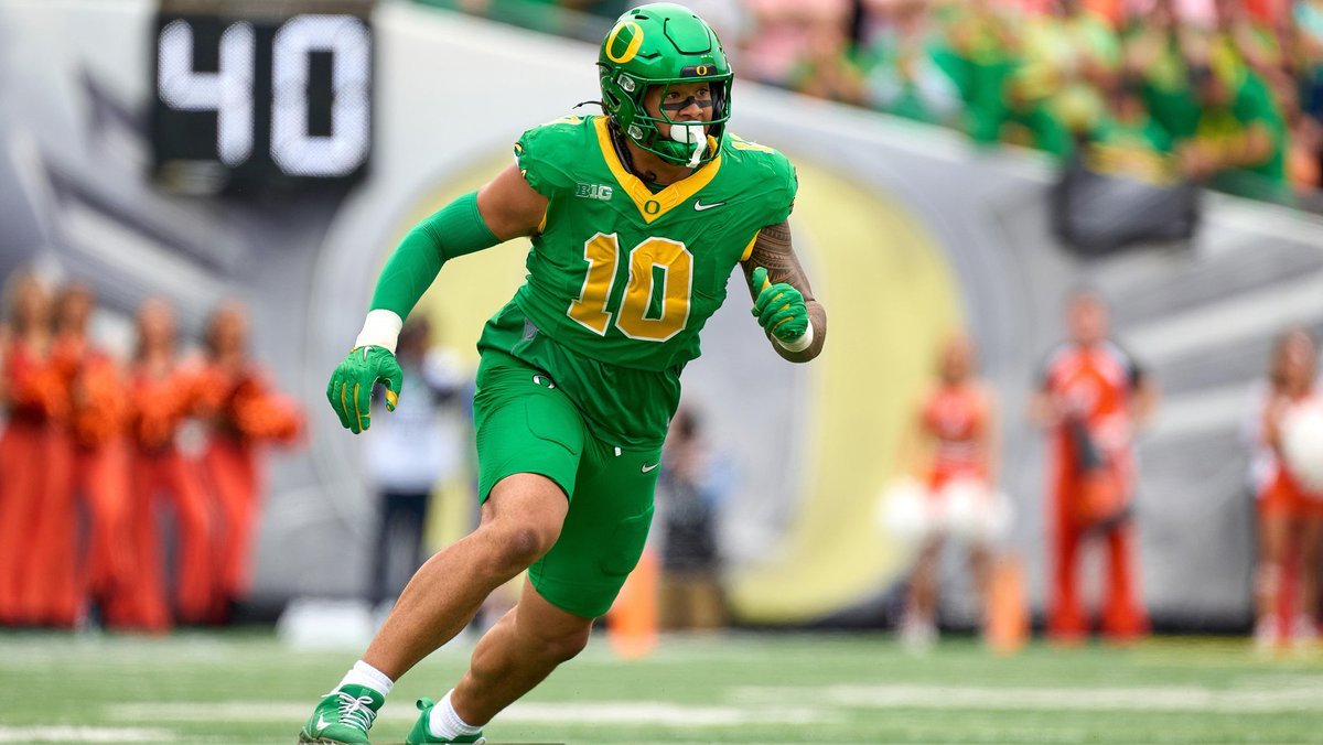 NCAAFNation247's tweet photo. ● DE Spotlight ●

Matayo Uiagalelei - Oregon

• Uiagalelei is an ELITE pass rusher and has a bright 2026 in #CFB ahead before heading to the NFL where I believe he will also excel. In his career he has 90 Tackles, 25 Tackles for Loss, 18.5 Sacks, 8 Pass Breakups, 1 INT, 1 Fumble Recovery and 4 Forced Fumbles.