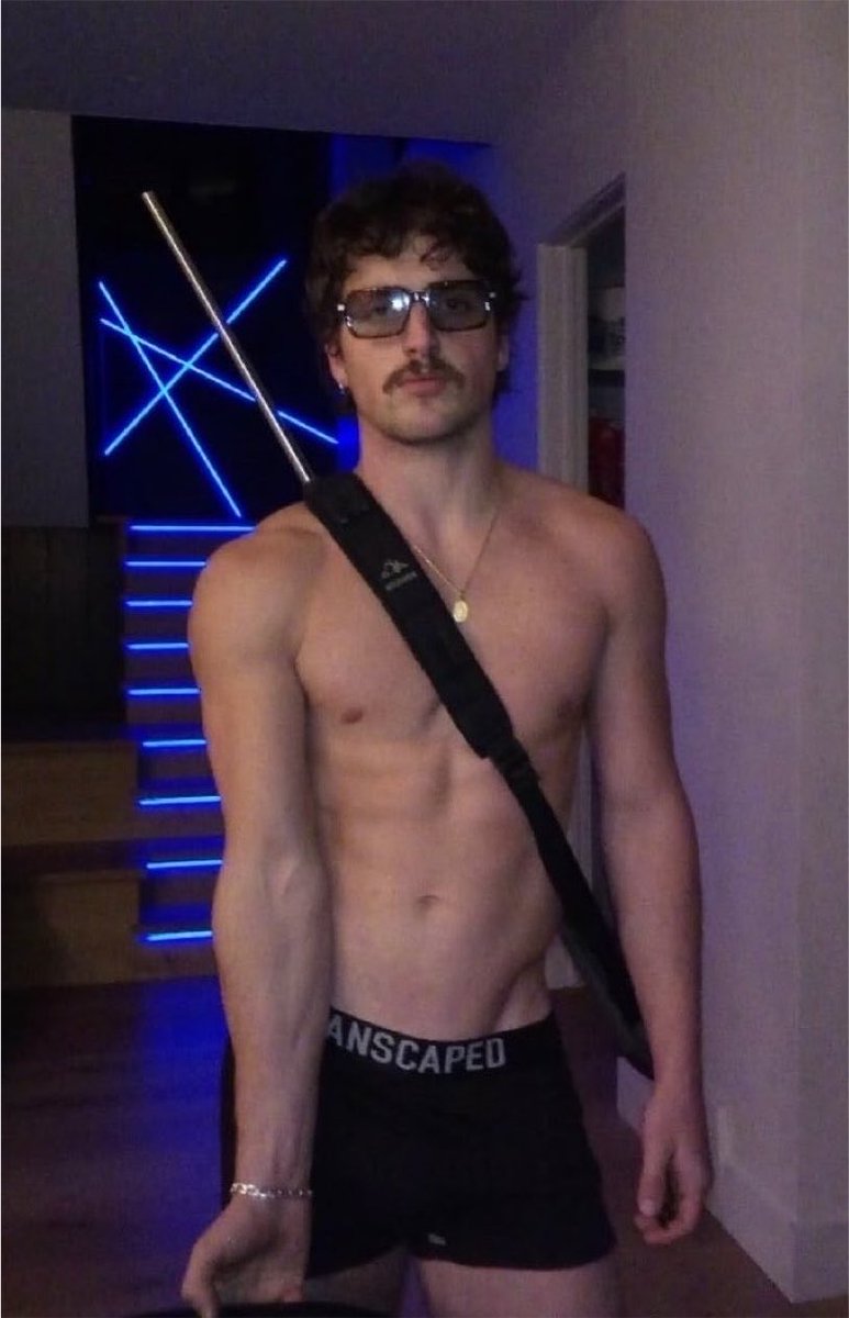 HotMaleCelebzz's tweet photo. Benson Boone is so hot https://t.co/EMMIoVH6Bw