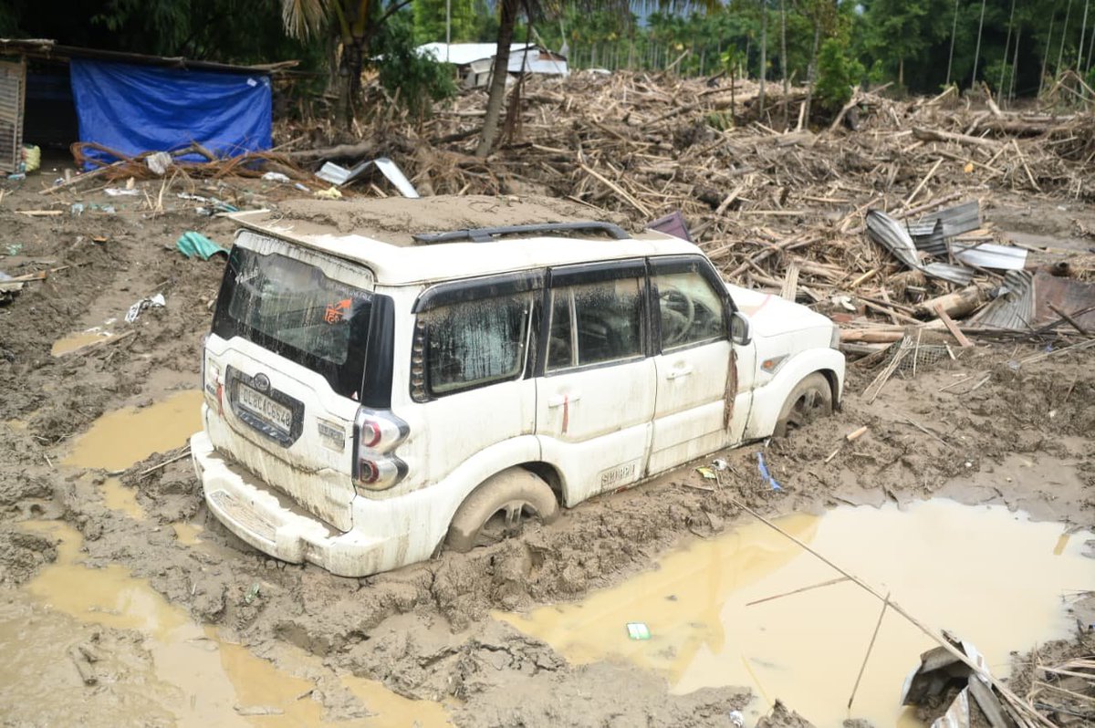himantabiswa's tweet photo. The floods in Upper Assam has left behind a trail of devastation. The 400% excess rainfall upstream led to the sudden deluge in districts which usually don't flood.

I've been constantly monitoring the situation while 3 of my colleagues are on ground since the disaster broke out. https://t.co/C8EKBu1e2D