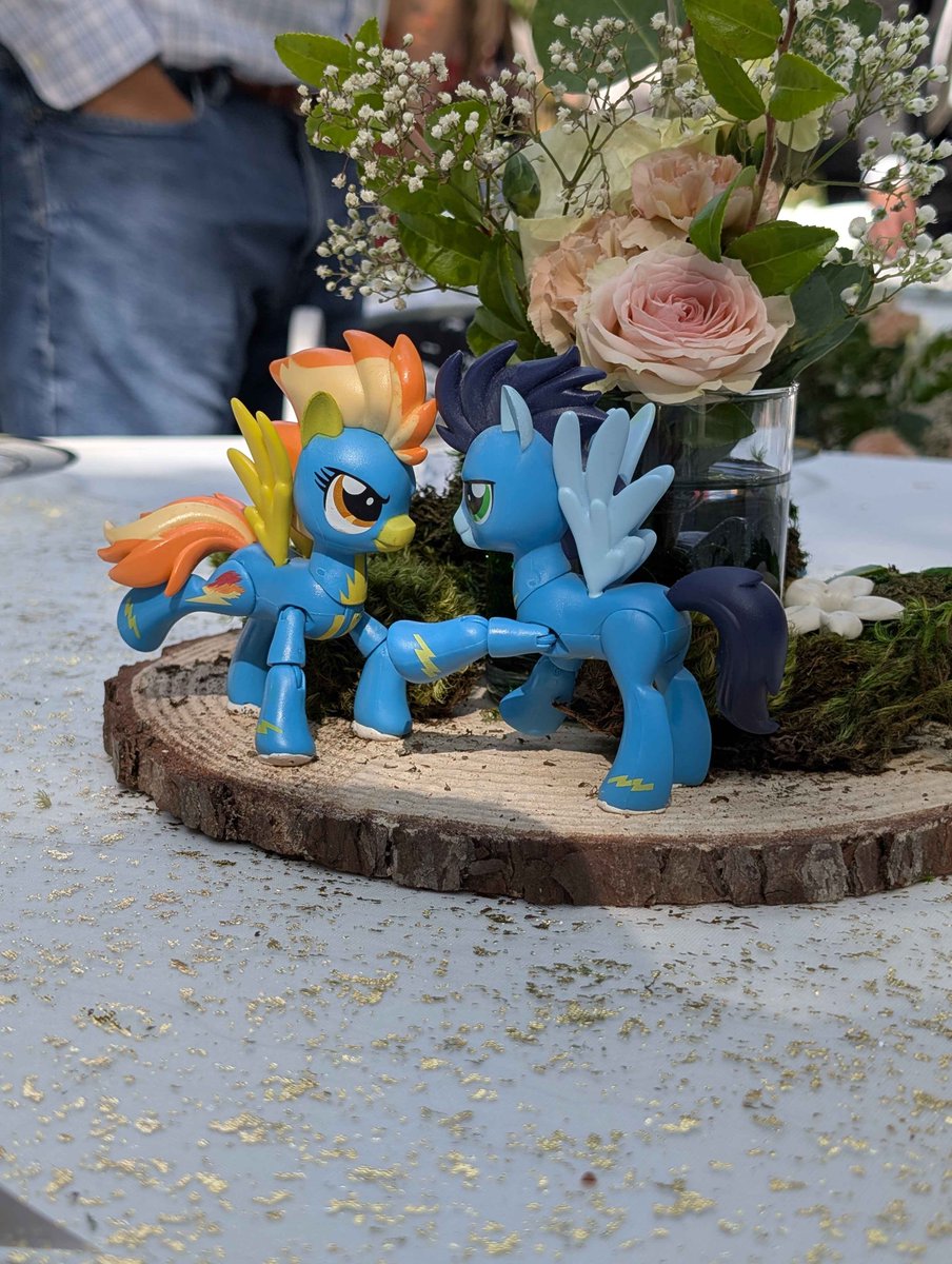 LBRCloud's tweet photo. I DIDN'T HAVE PICTURES AT THE TIME BUT THANKS TO SOME AMAZING FRIENDS WHO TOOK PICTURES I CAN SHARE MY CENTERPIECE DESIGNS :D

They all had different ships (some real, some jokes) https://t.co/e6iu76razU