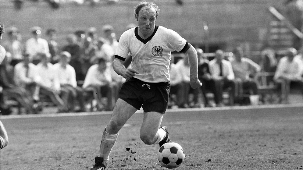 wm442433's tweet photo. Uwe Seeler with West Germany. https://t.co/fLbMZLTLBn