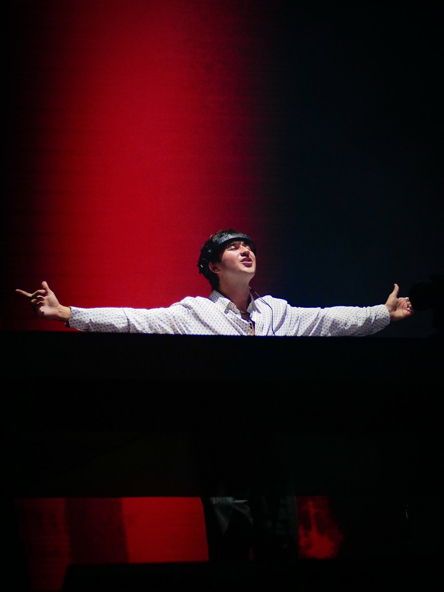 1035KISSFM's tweet photo. Welcome home @johnsummit 

#iheartlolla26 https://t.co/D3W4kyhJtC
