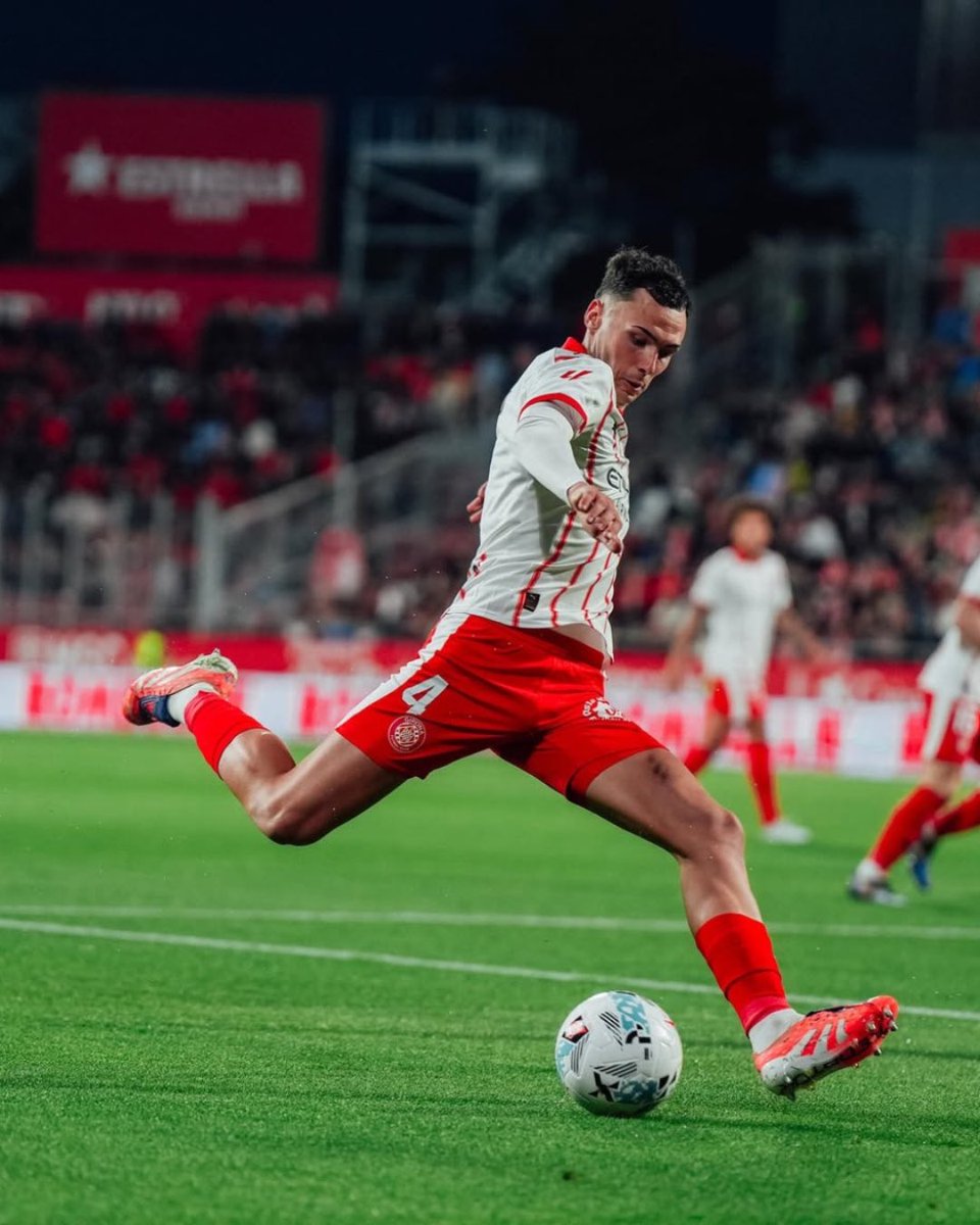 SoloValenciaCF's tweet photo. 𝗠𝗘𝗥𝗖𝗔𝗗𝗢 | 𝗟𝗔𝗧𝗘𝗥𝗔𝗟 𝗗𝗘𝗥𝗘𝗖𝗛𝗢 ⏳

🔒 La posición suma 21 días bloqueada tras caerse Meunier, Toljan y Mikelbrencis.

🇸🇬 Arnau es la vía cara; Ehizibue y Chirino siguen en lista esperando a Singapur.  

[vía @marca / @lagrada914] https://t.co/IvlnkaG29G