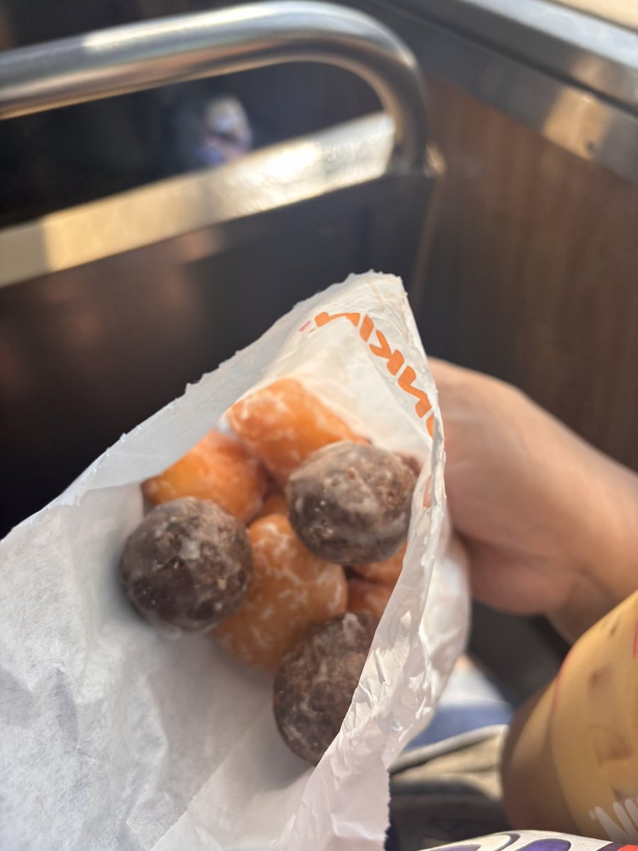 PotatoTToken's tweet photo. While I was away and actually touching grass… I made friends with the Dunkin Donuts ladies at one L station that I frequent and one close to my house. I walk in and it’s “Hello girl!!” Talk to me when you buy 3 munchkins and walk away with 12 extra https://t.co/6STgfQnTZW