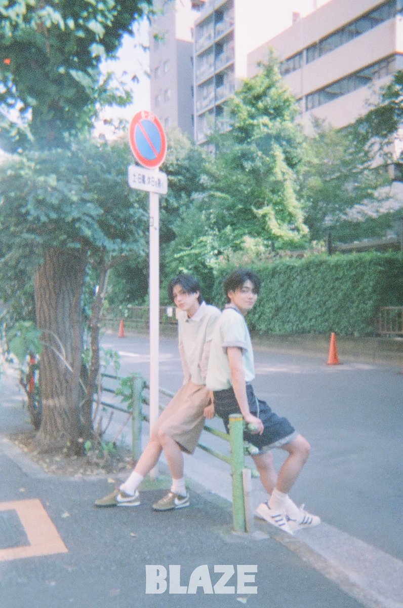 blazeprojectmag's tweet photo. 「BLAZE」7月号増刊表紙公開｜#井内悠陽 #阿久根温世

私は言った。
陽射しが眩しすぎるのだ、と。
そう言えば君は、
私の瞳の奥で、
いつまでも君の面影だけが
輝いていることに気づかない。

それなら、
黄昏に会おう。
君の瞳をはっきりと見つめられる。
けれど月明かりはまだ、
君の名前で埋め尽くされた
紙を、
見つけられずにいる。

📀雑誌の予約販売がついにスタート📀
🛎️販売ページはこちら🛎️

✨ 直筆抽選イベントは8月18日午前1時に終了（世界共通イベント）

【🌍公式販売サイト🔗 공식 판매 사이트】
A/B/C.VER⬇️
https://t.co/YC3tOOyoVp…

D.VER FULL SET⬇️
https://t.co/pNozNwI7ep…

🚨
日本、한국、香港、澳門、Singapore、Malaysia、ประเทศไทย、Indonesia、Philippines
⬆️➡️ ご自宅まで直送 / 자택 직배송 / Direct home delivery

@haruhi_iuchi712 
@ICEx_official 
#이우치하루히 
#아쿠네하루세
#blaze_your_day