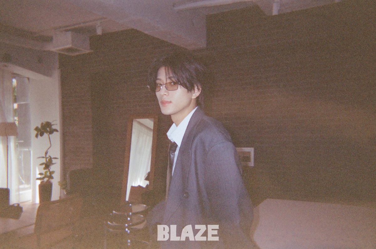 blazeprojectmag's tweet photo. 「BLAZE」7月号増刊表紙公開｜#井内悠陽 #阿久根温世

私は言った。
陽射しが眩しすぎるのだ、と。
そう言えば君は、
私の瞳の奥で、
いつまでも君の面影だけが
輝いていることに気づかない。

それなら、
黄昏に会おう。
君の瞳をはっきりと見つめられる。
けれど月明かりはまだ、
君の名前で埋め尽くされた
紙を、
見つけられずにいる。

📀雑誌の予約販売がついにスタート📀
🛎️販売ページはこちら🛎️

✨ 直筆抽選イベントは8月18日午前1時に終了（世界共通イベント）

【🌍公式販売サイト🔗 공식 판매 사이트】
A/B/C.VER⬇️
https://t.co/YC3tOOyoVp…

D.VER FULL SET⬇️
https://t.co/pNozNwI7ep…

🚨
日本、한국、香港、澳門、Singapore、Malaysia、ประเทศไทย、Indonesia、Philippines
⬆️➡️ ご自宅まで直送 / 자택 직배송 / Direct home delivery

@haruhi_iuchi712 
@ICEx_official 
#이우치하루히 
#아쿠네하루세
#blaze_your_day