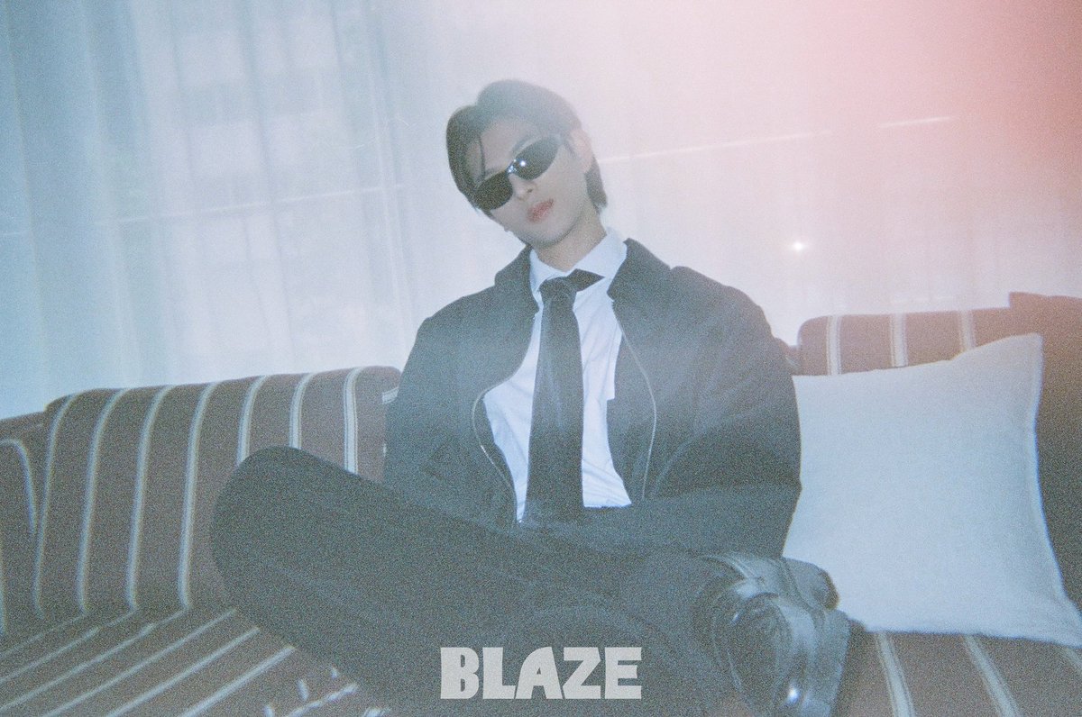 blazeprojectmag's tweet photo. 「BLAZE」7月号増刊表紙公開｜#井内悠陽 #阿久根温世

私は言った。
陽射しが眩しすぎるのだ、と。
そう言えば君は、
私の瞳の奥で、
いつまでも君の面影だけが
輝いていることに気づかない。

それなら、
黄昏に会おう。
君の瞳をはっきりと見つめられる。
けれど月明かりはまだ、
君の名前で埋め尽くされた
紙を、
見つけられずにいる。

📀雑誌の予約販売がついにスタート📀
🛎️販売ページはこちら🛎️

✨ 直筆抽選イベントは8月18日午前1時に終了（世界共通イベント）

【🌍公式販売サイト🔗 공식 판매 사이트】
A/B/C.VER⬇️
https://t.co/YC3tOOyoVp…

D.VER FULL SET⬇️
https://t.co/pNozNwI7ep…

🚨
日本、한국、香港、澳門、Singapore、Malaysia、ประเทศไทย、Indonesia、Philippines
⬆️➡️ ご自宅まで直送 / 자택 직배송 / Direct home delivery

@haruhi_iuchi712 
@ICEx_official 
#이우치하루히 
#아쿠네하루세
#blaze_your_day