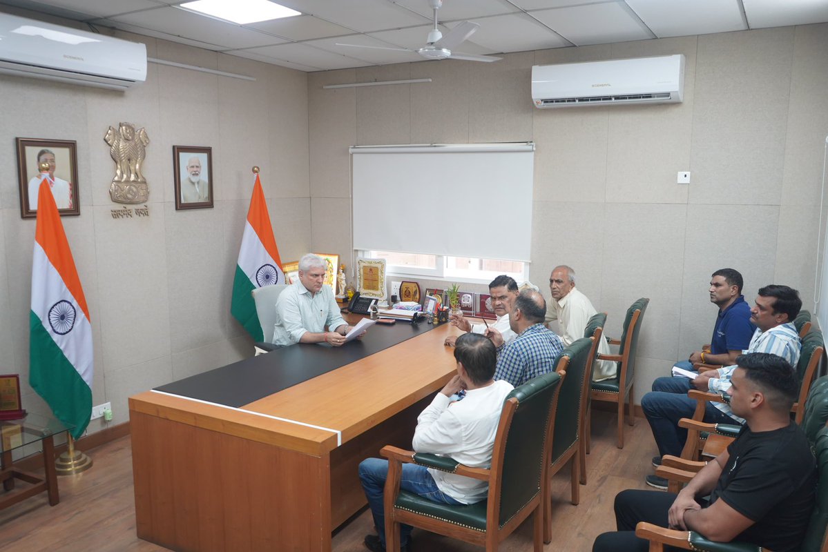 kgahlot's tweet photo. आज वसंत कुंज स्थित कार्यालय में रंगपुरी गाँव, महिपालपुर गाँव एवं वसंत कुंज की विभिन्न पॉकेट्स से आए ��म्मानित नागरिकों से आत्मीय भेंट हुई।

इस दौरान क्षेत्र की जनसुविधाओं, विकास कार्यों तथा स्थानीय समस्याओं और सुझावों पर विस्तार से चर्चा की। प्रत्येक विषय को गंभीरता से सुनते हुए संबंधित अधिकारियों के माध्यम से उनके त्वरित एवं समयबद्ध समाधान सुनिश्चित करने का आश्वासन दिया।

जनता का विश्वास ही मेरी सबसे बड़ी शक्ति है। आप सभी के सहयोग और जनभागीदारी के साथ हम बिजवासन विधानसभा को विकास, सुशासन और बेहतर नागरिक सुविधाओं का आदर्श क्षेत्र बनाने के लिए निरंतर प्रतिबद्ध हैं।