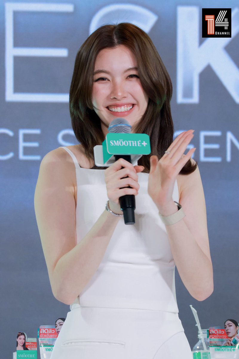 fourteenchannel's tweet photo. เสิร์ฟลุคความน่ารักสดใสของต้าวความน่ารัก "ออม กรณ์นภัส" ในงาน "SMOOTH E FIERCESKIN"💚

LINGORM PRESENTER SMOOTHE
#LingOrmxSmoothE_FIERCESKIN
#LingOrm 

#SmoothEFIERCESKINxLingOrm 
#SmoothExLingOrm https://t.co/AzCa0LSOUa