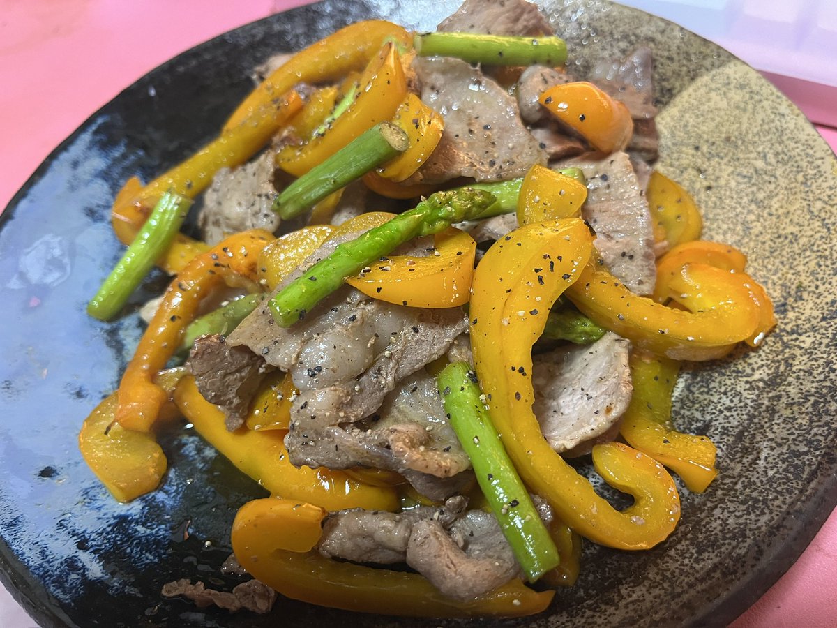 ClubParadise15's tweet photo. 最近は、自分で育てたピーマン🫑やパプリカで料理するのにハマってます。

青椒肉絲とパプリカと豚肉とアスパラの炒め物。みくる飯でした〜🫡

#青椒肉絲　#炒め物　#野菜　#横須賀 https://t.co/vLICNvItXg