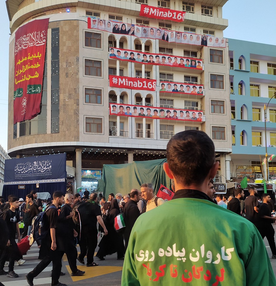 13moongirl67's tweet photo. اربعین، تصویری روشن از همبستگی ملت‌ها ارائه می‌دهد.
اجتماعی که در آن، احترام و همدلی بر هر تفاوتی غلبه می‌کند.
احترام و یاد و خاطره یک کودکان میناب در نوامبر عراق
#یا_لثارات_الحسین #سوی_دیار_عاشقان https://t.co/gvJnn78NVx