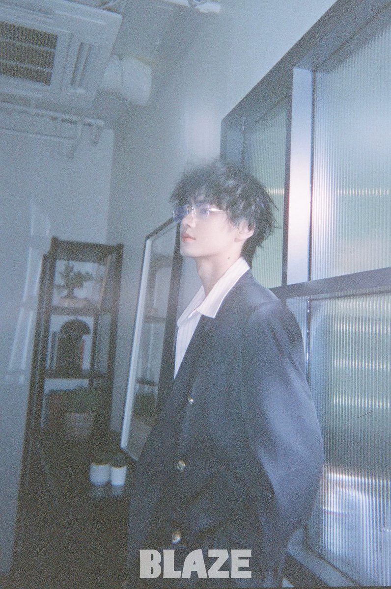 blazeprojectmag's tweet photo. 「BLAZE」7月号増刊表紙公開｜#井内悠陽 #阿久根温世

梅雨は、
こぼれた墨。
拭っても消えない跡。
君の瞳にかかる霧は、
頑なに立ちこめる帳。
近づけば、
雲は消え、
雨も上がる。
私は言った。
陽射しが、
あまりにも優しかっただけだ、と。

📀雑誌の予約販売がついにスタート📀
🛎️販売ページはこちら🛎️

✨ 直筆抽選イベントは8月18日午前1時に終了（世界共通イベント）

【🌍公式販売サイト🔗 공식 판매 사이트】
A/B/C.VER⬇️
https://t.co/YC3tOOyoVp…

D.VER FULL SET⬇️
https://t.co/pNozNwI7ep…

🚨
日本、한국、香港、澳門、Singapore、Malaysia、ประเทศไทย、Indonesia、Philippines
⬆️➡️ ご自宅まで直送 / 자택 직배송 / Direct home delivery

@haruhi_iuchi712 
@ICEx_official 
#이우치하루히 
#아쿠네하루세
#blaze_your_day