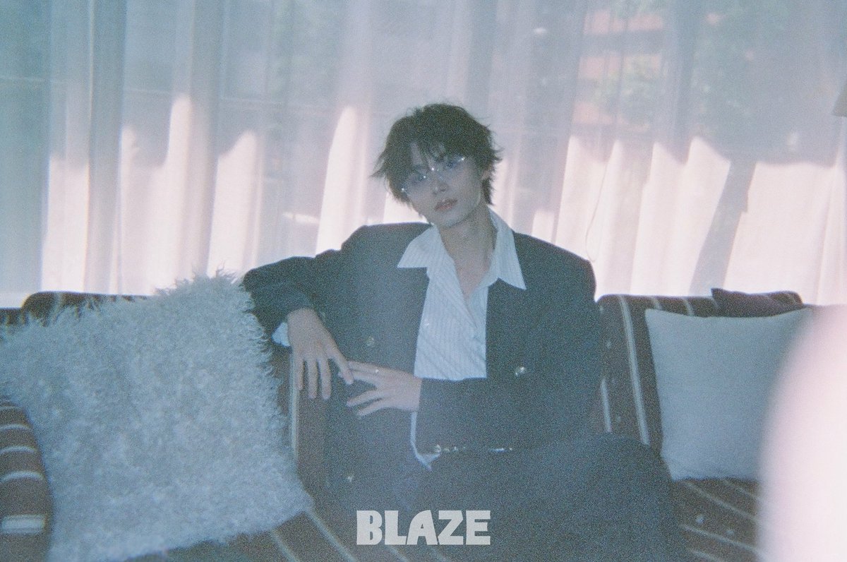 blazeprojectmag's tweet photo. 「BLAZE」7月号増刊表紙公開｜#井内悠陽 #阿久根温世

梅雨は、
こぼれた墨。
拭っても消えない跡。
君の瞳にかかる霧は、
頑なに立ちこめる帳。
近づけば、
雲は消え、
雨も上がる。
私は言った。
陽射しが、
あまりにも優しかっただけだ、と。

📀雑誌の予約販売がついにスタート📀
🛎️販売ページはこちら🛎️

✨ 直筆抽選イベントは8月18日午前1時に終了（世界共通イベント）

【🌍公式販売サイト🔗 공식 판매 사이트】
A/B/C.VER⬇️
https://t.co/YC3tOOyoVp…

D.VER FULL SET⬇️
https://t.co/pNozNwI7ep…

🚨
日本、한국、香港、澳門、Singapore、Malaysia、ประเทศไทย、Indonesia、Philippines
⬆️➡️ ご自宅まで直送 / 자택 직배송 / Direct home delivery

@haruhi_iuchi712 
@ICEx_official 
#이우치하루히 
#아쿠네하루세
#blaze_your_day