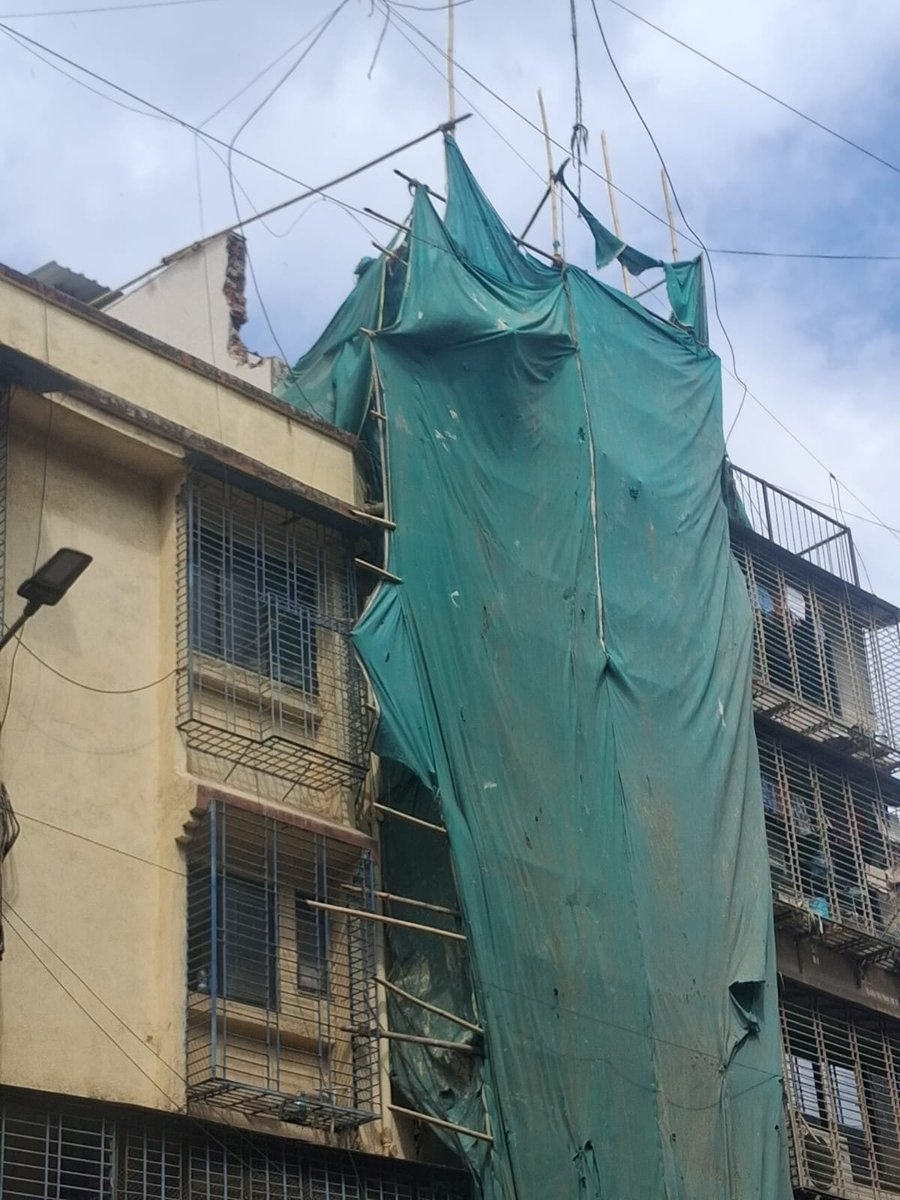 Abhischavan's tweet photo. @mybmc @mybmcWardC @MumbaiPolice @CPMumbaiPolice Photographs showing the alleged ongoing construction despite the Stop Work Notice are attached for reference.
Immediate action is requested in the interest of public safety and the rule of law.
#MyBMC #Mumbai #IllegalConstruction #Bhuleshwar #CWard #MumbaiPolice #RuleOfLaw https://t.co/AJ7cMimzOg