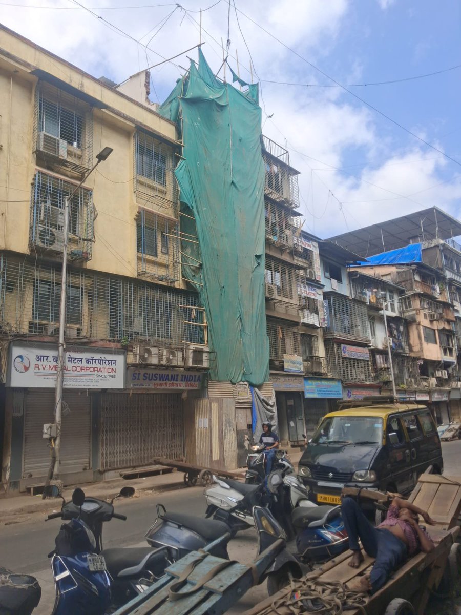 Abhischavan's tweet photo. @mybmc @mybmcWardC @MumbaiPolice @CPMumbaiPolice Photographs showing the alleged ongoing construction despite the Stop Work Notice are attached for reference.
Immediate action is requested in the interest of public safety and the rule of law.
#MyBMC #Mumbai #IllegalConstruction #Bhuleshwar #CWard #MumbaiPolice #RuleOfLaw https://t.co/AJ7cMimzOg