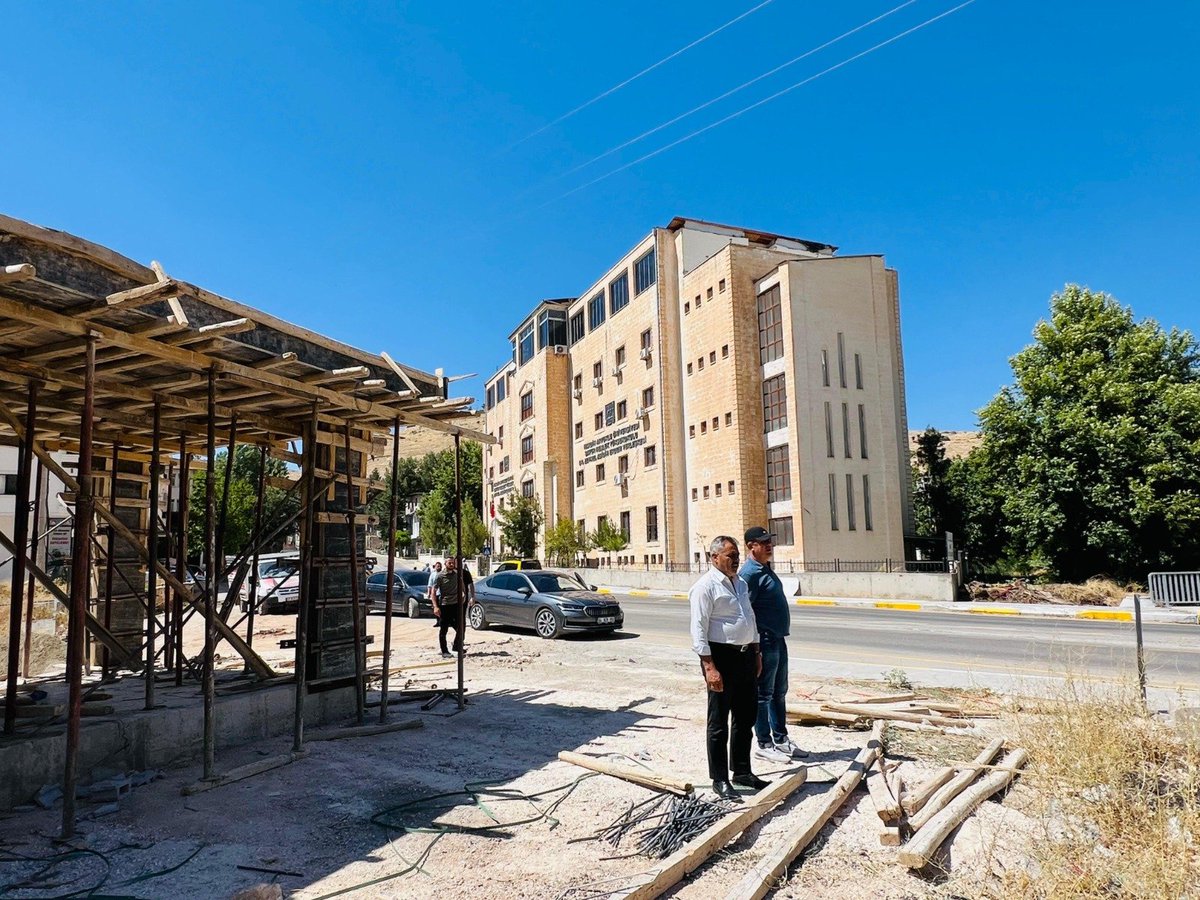 Savur_Bld's tweet photo. 🌳 Savur'umuza Değer Katacak Yeni Yaşam Alanı Yükseliyor! 🏗️

Belediye Başkanımız Av. Engin Uğur HAMİDİ, AK Parti Savur İlçe Başkanımız Mecit ÖZEL ile birlikte Köprübaşı Prof. Dr. Aziz Sancar Bulvarı'nda yapımı devam eden park ve çevre düzenleme çalışmalarını yerinde inceledi.
Sahada yürütülen çalışmaları değerlendiren Başkan HAMİDİ, proje kapsamında gerçekleştirilecek peyzaj ve çevre düzenlemelerine ilişkin incelemelerde bulundu.
🌿 Modern görünümü, yeşil alanları ve sosyal yaşamı destekleyecek donatılarıyla Köprübaşı, Savur'umuza yakışır yeni bir yaşam alanına dönüşüyor.
Daha yeşil, daha estetik ve daha yaşanabilir bir Savur için çalışmalarımız aralıksız devam ediyor. 💚
