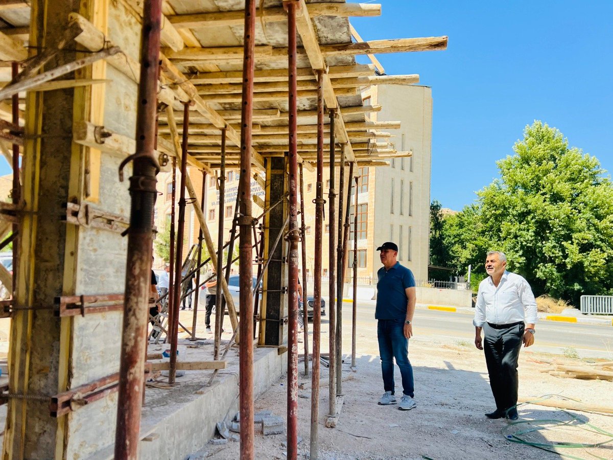 Savur_Bld's tweet photo. 🌳 Savur'umuza Değer Katacak Yeni Yaşam Alanı Yükseliyor! 🏗️

Belediye Başkanımız Av. Engin Uğur HAMİDİ, AK Parti Savur İlçe Başkanımız Mecit ÖZEL ile birlikte Köprübaşı Prof. Dr. Aziz Sancar Bulvarı'nda yapımı devam eden park ve çevre düzenleme çalışmalarını yerinde inceledi.
Sahada yürütülen çalışmaları değerlendiren Başkan HAMİDİ, proje kapsamında gerçekleştirilecek peyzaj ve çevre düzenlemelerine ilişkin incelemelerde bulundu.
🌿 Modern görünümü, yeşil alanları ve sosyal yaşamı destekleyecek donatılarıyla Köprübaşı, Savur'umuza yakışır yeni bir yaşam alanına dönüşüyor.
Daha yeşil, daha estetik ve daha yaşanabilir bir Savur için çalışmalarımız aralıksız devam ediyor. 💚