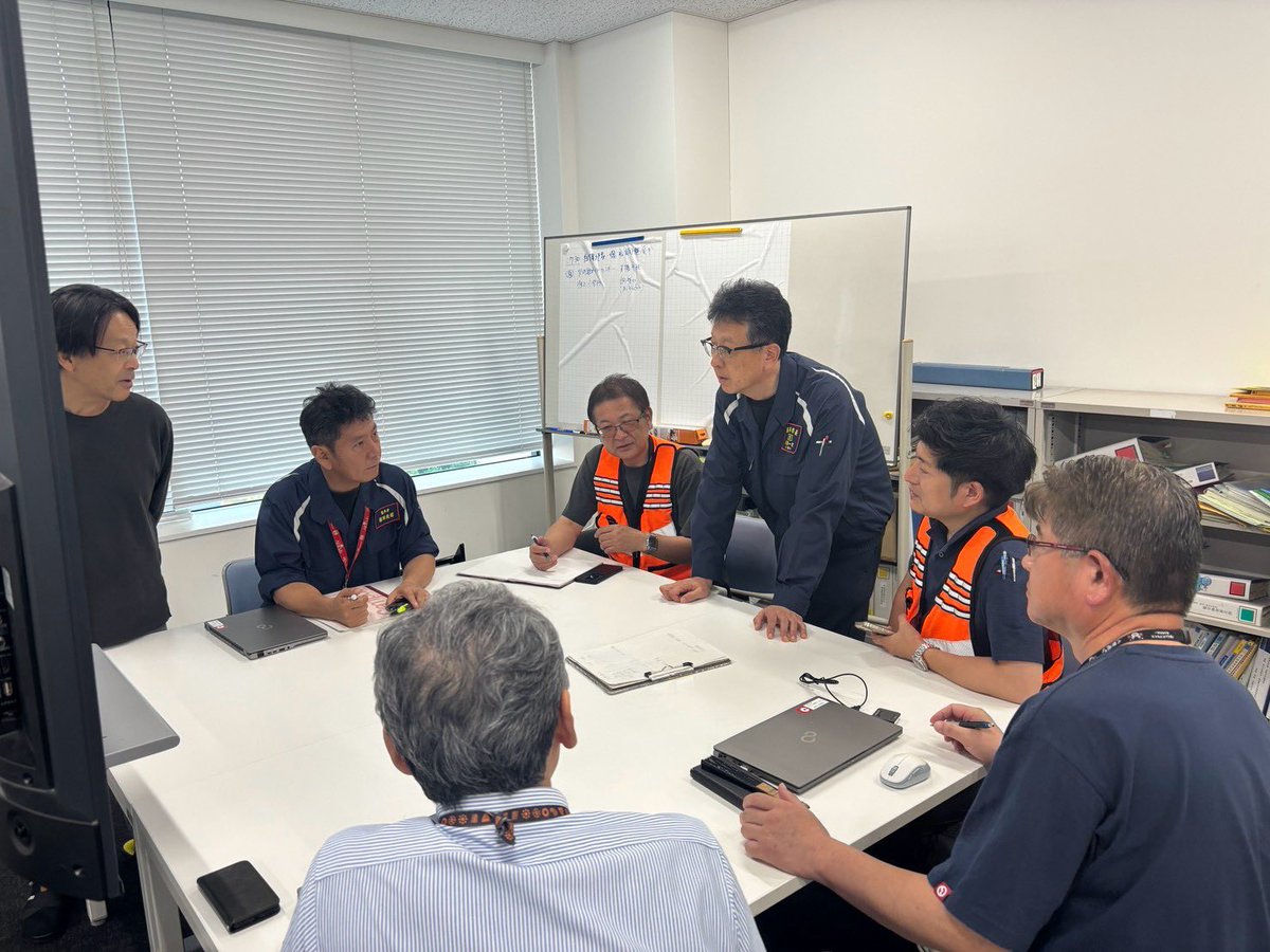 K_Onishi's tweet photo. 熊本市内の断水がすべて解消したことから、次は八代市をはじめとする県南の被災自治体の断水解消に全力を尽くします。

上下水道局の現場へ職員の激励に行きましたが、すでに八代市には先遣隊が入り、現地で打ち合わせを行っていました。

また、国土交通省や日本水道協会の皆さんをはじめ、全国各地から駆けつけてくださった水道事業体の応援チームが熊本市上下水道局に集結しており、本当に心強い限りです。

熊本市で培った経験と全国からの力を結集し、今度は県南の被災地の断水解消を全力でバックアップします。

八代市をはじめ被災地域の皆さん、もう少しお待ちください！