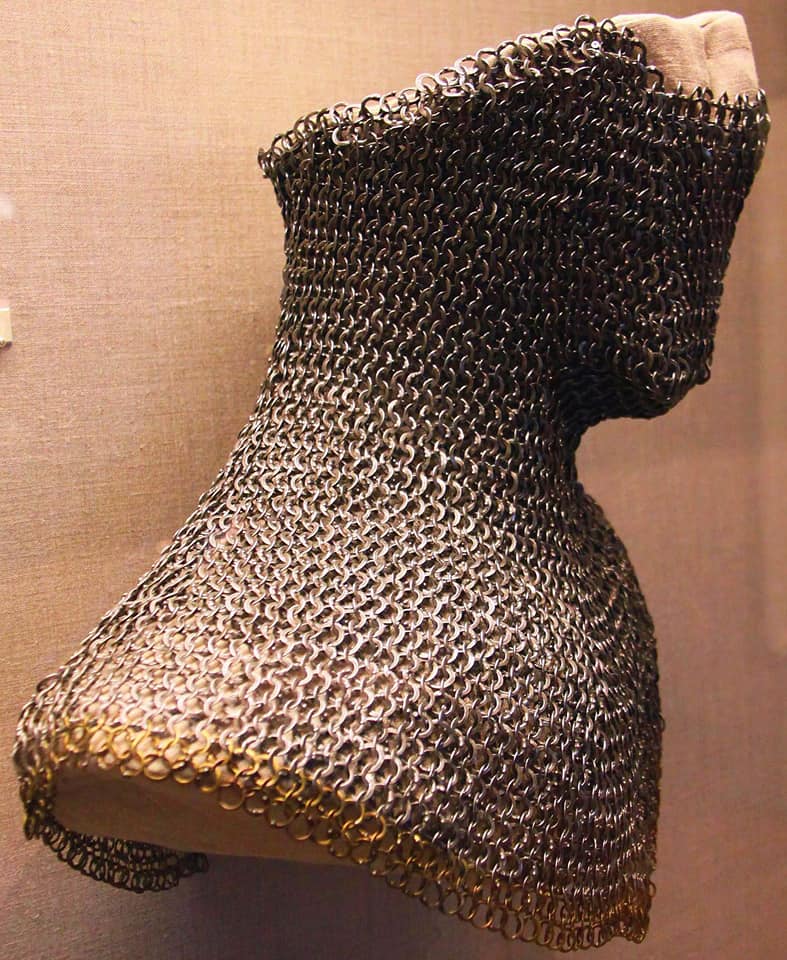 Knightly_Hist's tweet photo. Mail bevors are so cool.

It's a very good compromise between comfort, mobility and protection.

Thrusting attacks would have a hard time getting through, you'd be essentially cut-proof, but you'd be able to very comfortably move your neck and breathe. https://t.co/8GaZgID8QO