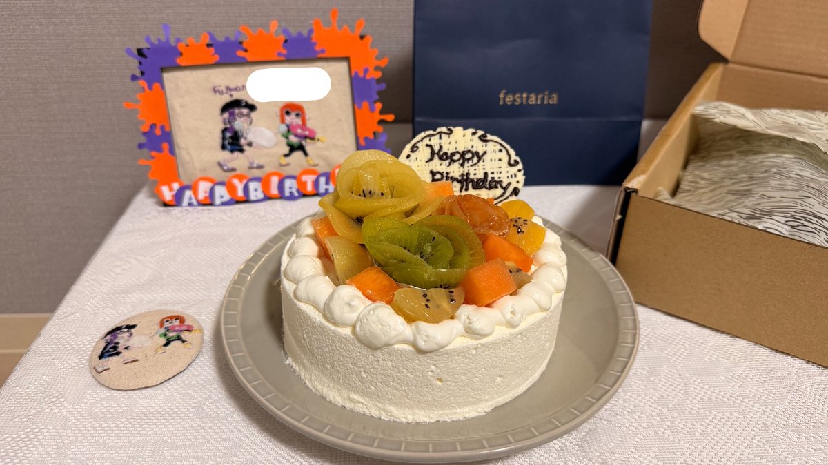 fujimonSPL2's tweet photo. 誕生日をお祝いしてくれた！！
手づくりのケーキと、世界に一つだけ���写真立てと缶バッジ、リクエストして作ってくれたビーフウェリントン、センスあるプレゼント、全部すごすぎて嬉しすぎた🥲
ユニバも久々に行けてよかったー！ https://t.co/Y2sr34N5m7