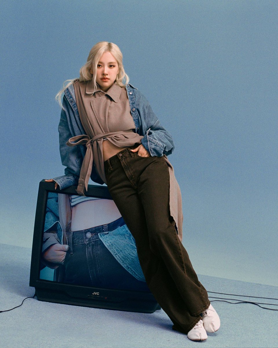 FILOSEY021197's tweet photo. https://t.co/16MdIEEquG IG update with ROSÉ | 080326

“The ‘Keep it Loose’ campaign has launched, fronted by ROSÉ and Shai Gilgeous-Alexander, showcasing the brand's redefined take on authentic personal style.”

🔗 https://t.co/PWKUHaUmBq

ROSÉ FOR LEVIS
#ROSÉ #로제 @numberoneHQ https://t.co/bbtYDNoAwa