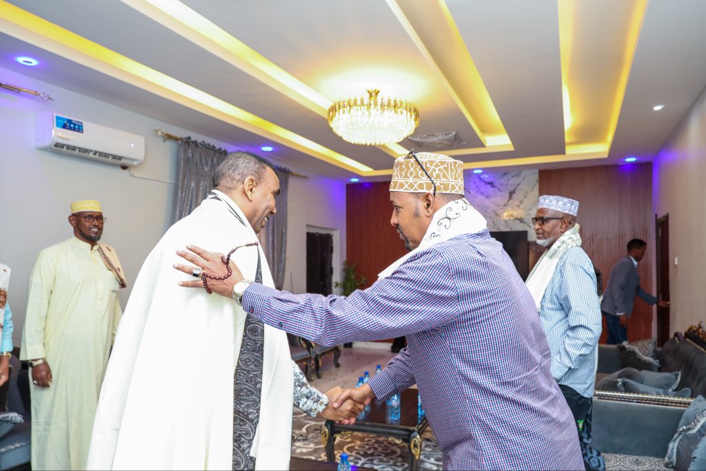 HamzaAbdiBarre's tweet photo. Aniga oo ku sugan maalintii labaad magaalada Laascaanood, waxaan hoyga aan daganahay kulan miro-dhal ah kula yeeshay Isimmada dhaqanka, deegaannada Waqooyi Bari.

Isimmada, waxaan ka wada hadalnay dowlad-dhiska, xoojinta nabadda iyo midnimada dalka. Waxaana ku  bogaadiyaa doorka muhiimka ah ee ay ku leeyihiin nabadeynta, dib-u-heshiisiinta iyo adkeynta wadajirka bulshada Soomaaliyeed.

Waxaan sidoo kale adkeynayaa in Dowladda Federaalka Soomaaliya ay ka go’an tahay sii xoojinta dadaallada lagu horumarinayo nabadda iyo dowlad-dhiska, waxaana  ugu baaqayaa Isimmada dhaqanka in ay sii laba jibbaaraan kaalintooda muhiimka ah ee ku aaddan xasilloonida, wada noolaanshaha iyo midnimada dalka.