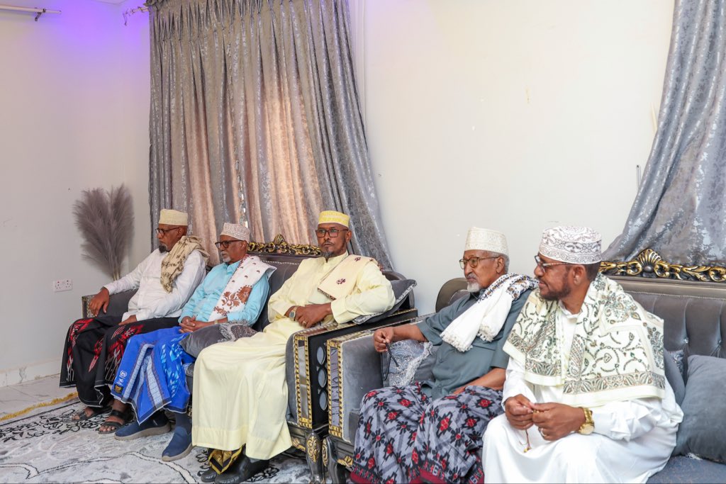 HamzaAbdiBarre's tweet photo. Aniga oo ku sugan maalintii labaad magaalada Laascaanood, waxaan hoyga aan daganahay kulan miro-dhal ah kula yeeshay Isimmada dhaqanka, deegaannada Waqooyi Bari.

Isimmada, waxaan ka wada hadalnay dowlad-dhiska, xoojinta nabadda iyo midnimada dalka. Waxaana ku  bogaadiyaa doorka muhiimka ah ee ay ku leeyihiin nabadeynta, dib-u-heshiisiinta iyo adkeynta wadajirka bulshada Soomaaliyeed.

Waxaan sidoo kale adkeynayaa in Dowladda Federaalka Soomaaliya ay ka go’an tahay sii xoojinta dadaallada lagu horumarinayo nabadda iyo dowlad-dhiska, waxaana  ugu baaqayaa Isimmada dhaqanka in ay sii laba jibbaaraan kaalintooda muhiimka ah ee ku aaddan xasilloonida, wada noolaanshaha iyo midnimada dalka.