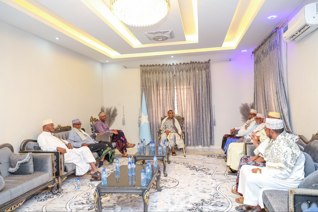 HamzaAbdiBarre's tweet photo. Aniga oo ku sugan maalintii labaad magaalada Laascaanood, waxaan hoyga aan daganahay kulan miro-dhal ah kula yeeshay Isimmada dhaqanka, deegaannada Waqooyi Bari.

Isimmada, waxaan ka wada hadalnay dowlad-dhiska, xoojinta nabadda iyo midnimada dalka. Waxaana ku  bogaadiyaa doorka muhiimka ah ee ay ku leeyihiin nabadeynta, dib-u-heshiisiinta iyo adkeynta wadajirka bulshada Soomaaliyeed.

Waxaan sidoo kale adkeynayaa in Dowladda Federaalka Soomaaliya ay ka go’an tahay sii xoojinta dadaallada lagu horumarinayo nabadda iyo dowlad-dhiska, waxaana  ugu baaqayaa Isimmada dhaqanka in ay sii laba jibbaaraan kaalintooda muhiimka ah ee ku aaddan xasilloonida, wada noolaanshaha iyo midnimada dalka.