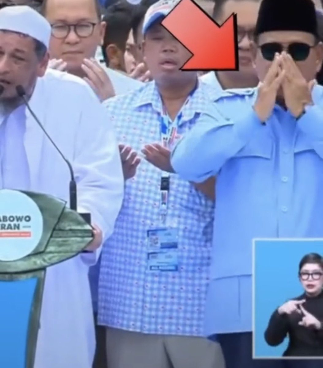 SudutTakKasat's tweet photo. Jujur jadi pertanyaan, ini orang pernah ikut ibadah nggak sih? 😭 doa belum mulai kok udah mengusap wajah aja. klo ada orang bilang alfatihah itu disuruh baca wok bukan malah udahan doa nya 😭😭

jangan jangan agamanya islam kalo menjelang pilpres aja https://t.co/HCm40XYDqb